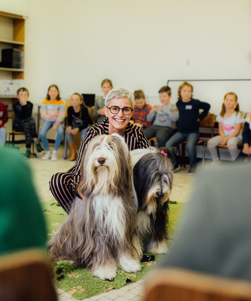 Xanuul leert kind omgaan met honden op school